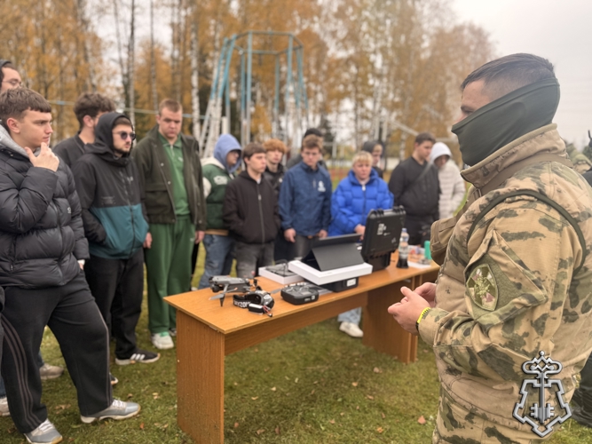 Сотрудники вневедомственной охраны и спецподразделений Росгвардии приняли участие во Всероссийском дне призывника в Твери (видео)